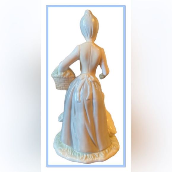 Fine Lady  Feeding Two Geese Porcelain Figurine - Picture 5 of 8